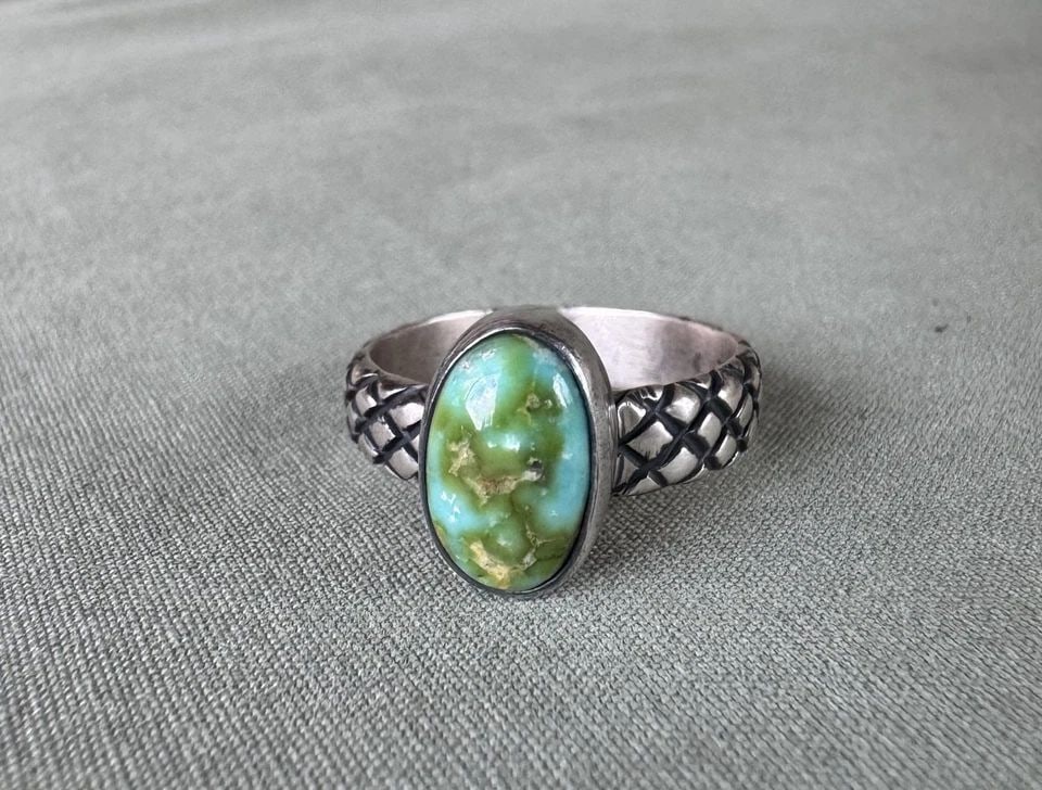 NAVAJO STERLING SILVER TURQUOISE RING SIZE 9 SIGNED CORIZ: NAVAJO STERLING SILVER TURQUOISE RING SIZE 9 SIGNED CORIZ 1/2" Wide 5.5 Grams Ring Size 9 Throughout the 40 years that I have been in business, I have purchased jewelry from pawn shops throughout the 