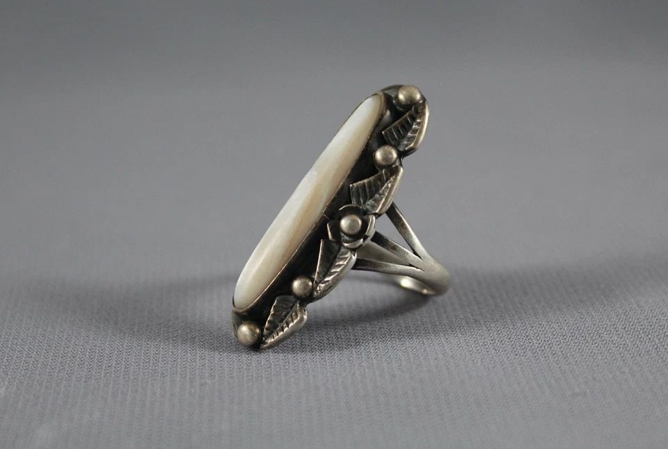 OLD PAWN NAVAJO MOTHER OF PEARL RING SIZE 7 SIGNED KP (1 of 2)