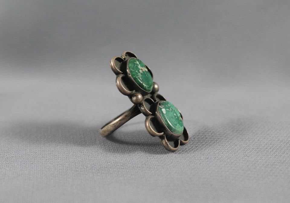 OLD PAWN NAVAJO STERLING SILVER AND TURQUOISE RING SIZE 8 1/2: OLD PAWN NAVAJO STERLING SILVER AND TURQUOISE RING SIZE 8 1/2 Item Description: 1 3/8” tall