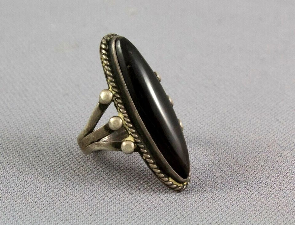 OLD PAWN VTG. NAVAJO INDIAN SILVER RING - BEAUTIFUL BLACK ONYX STONE - SZ 5.25: OLD PAWN VTG. NAVAJO INDIAN SILVER RING - BEAUTIFUL BLACK ONYX STONE - SZ 5.25 Item Description: This vintage Navajo silver ring has a beautifully shaped and polished black onyx stone. The front of th