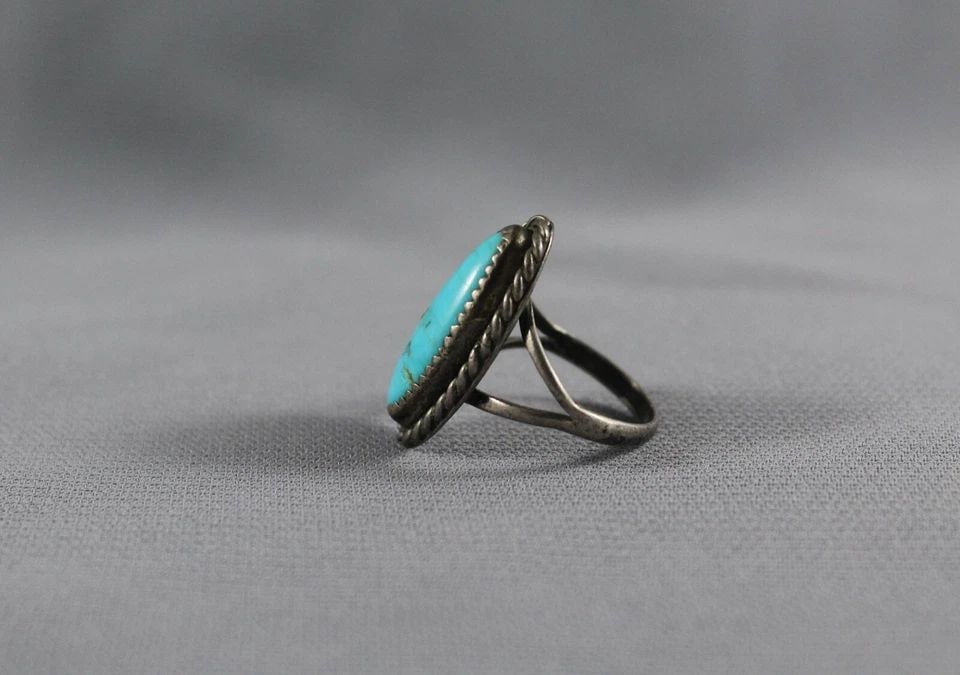 OLD PAWN NAVAJO STERLING SILVER AND TURQUOISE RING SIZE 6 1/2: OLD PAWN NAVAJO STERLING SILVER AND TURQUOISE RING SIZE 6 1/2 Item Description: 1” tall