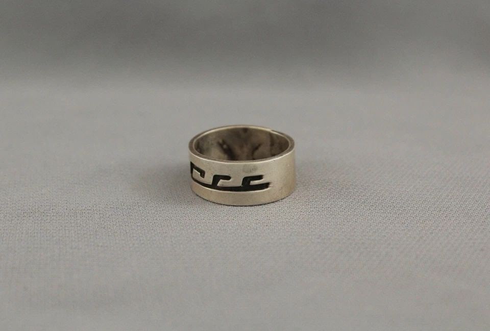 OLD PAWN HOPI STERLING SILVER RING SIZE 9 3/4: OLD PAWN HOPI STERLING SILVER RING SIZE 9 3/4 Item Description: 3/8 " Wide
