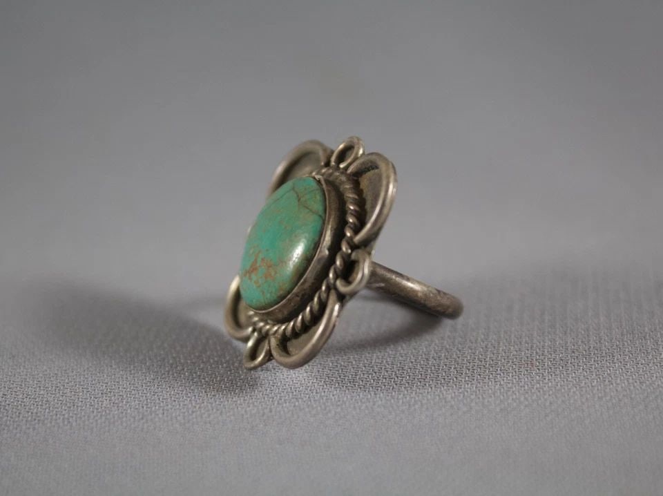 OLD PAWN NAVAJO STERLING SILVER AND TURQUOISE RING SIZE 6 1/2: OLD PAWN NAVAJO STERLING SILVER AND TURQUOISE RING SIZE 6 1/2 Item Description: 1” tall