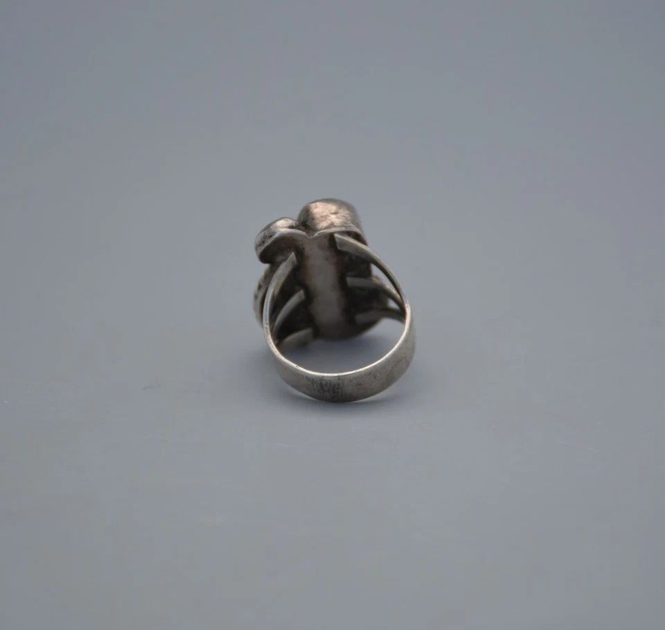 OLD PAWN NAVAJO SILVER RING - TURQUOISE WITH BROWN MATRIX SIZE 5 3/4: OLD PAWN NAVAJO SILVER RING - TURQUOISE WITH BROWN MATRIX SIZE 5 3/4 Item Description: Front of ring is 1" tall. Ring size is 5 3/4.