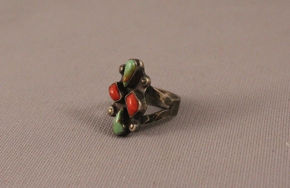 OLD PAWN NAVAJO STERLING SILVER AND TURQUOISE AND CORAL RING SIZE 5 3/4: OLD PAWN NAVAJO STERLING SILVER AND TURQUOISE AND CORAL RING SIZE 5 3/4 Item Description: 1" tall