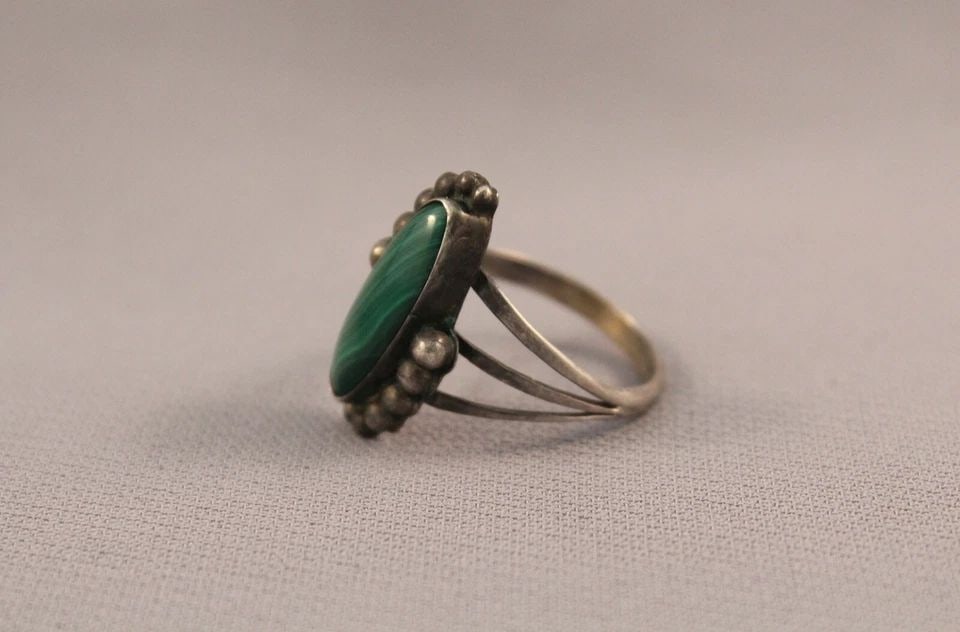 OLD PAWN NAVAJO MALACHITE AND SILVER RING SIZE 9 (1 of 2)
