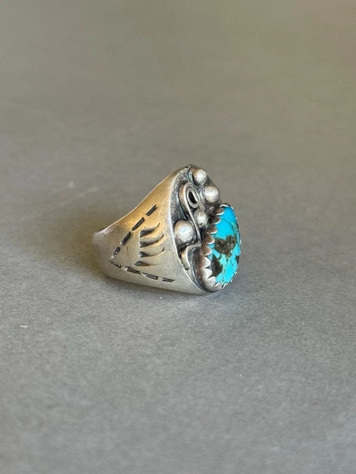 OLD PAWN NAVAJO STERLING SILVER AND TURQUOISE RING. SIZE 8 1/2: OLD PAWN NAVAJO STERLING SILVER AND TURQUOISE RING. SIZE 8 1/2 Old Pawn Navajo Sterling Silver and Turquoise Ring. Size 8 1/2 7/8" Tall Couple hair line cracks in Turquoise but Secure in setting .. 16