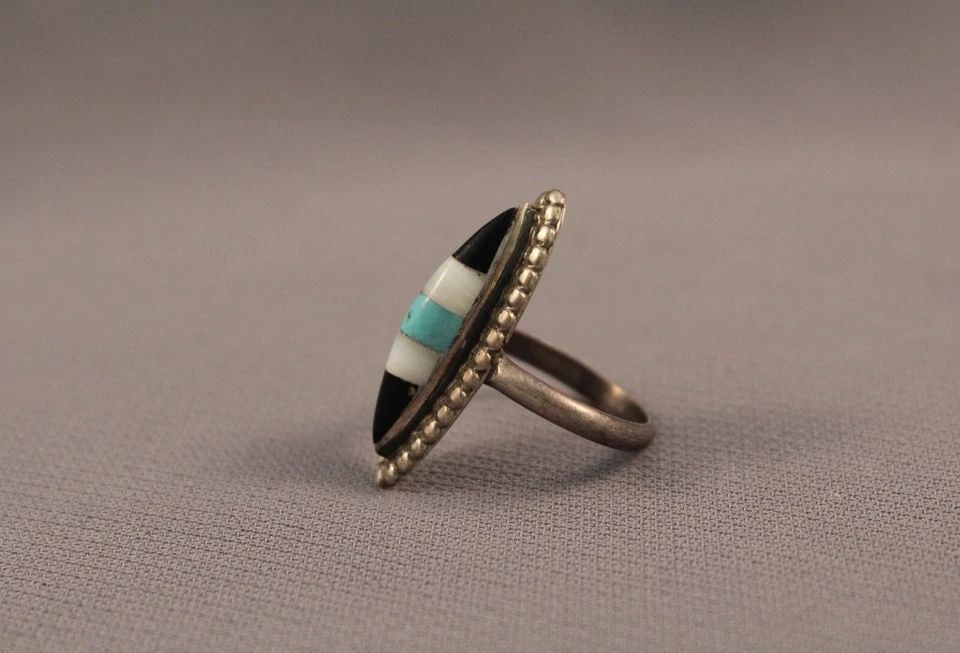 OLD PAWN ZUNI TURQUOISE RING SIZE 5 1/4: OLD PAWN ZUNI TURQUOISE RING SIZE 5 1/4 Item Description: 1” tall