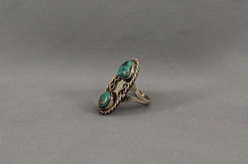 OLD PAWN NAVAJO STERLING SILVER AND TURQUOISE RING SIZE 7: OLD PAWN NAVAJO STERLING SILVER AND TURQUOISE RING SIZE 7 Item Description: 1 1/4 " Tall