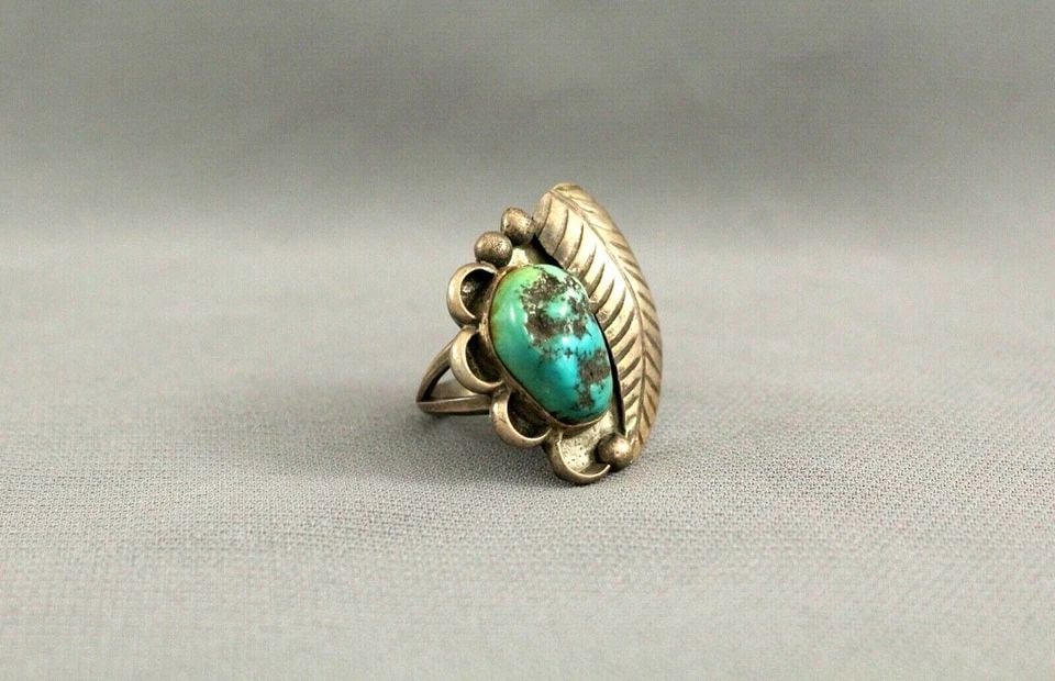 OLD PAWN NAVAJO STERLING SILVER AND TURQUOISE RING SIZE 8: OLD PAWN NAVAJO STERLING SILVER AND TURQUOISE RING SIZE 8 Item Description: 1 1/4 " Tall