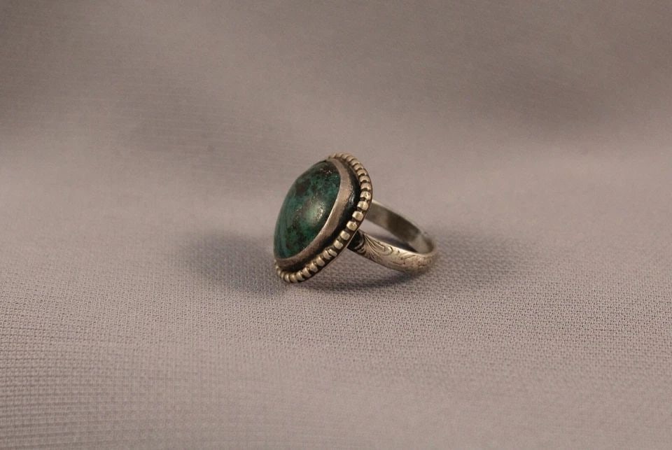 OLD PAWN NAVAJO STERLING SILVER AND TURQUOISE RING SIZE 6: OLD PAWN NAVAJO STERLING SILVER AND TURQUOISE RING SIZE 6 Item Description: 7/8” tall