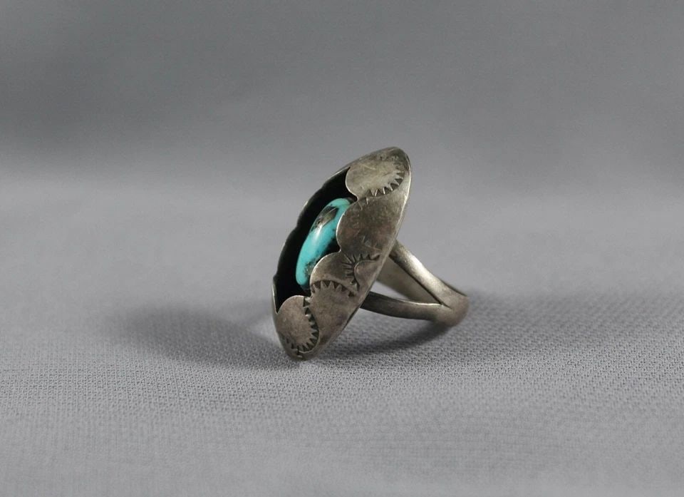 OLD PAWN NAVAJO TURQUOISE RING SIZE 6: OLD PAWN NAVAJO TURQUOISE RING SIZE 6 Item Description: 1 1/8” tall