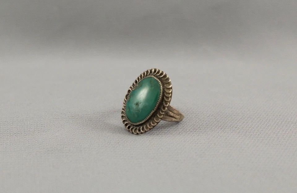 OLD PAWN NAVAJO TURQUOISE AND SILVER RING SIZE 5: OLD PAWN NAVAJO TURQUOISE AND SILVER RING SIZE 5 Item Description: 1 " Tall
