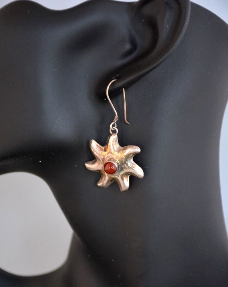 VINTAGE STERLING SILVER STAR EARRINGS - RED GARNET - DANGLES - 1 3/4" DROP: VINTAGE STERLING SILVER STAR EARRINGS - RED GARNET - DANGLES - 1 3/4" DROP This pair of sterling silver star earrings have a drop of 1 3/4" from the top of the ear wire. The stars measure 1" across an