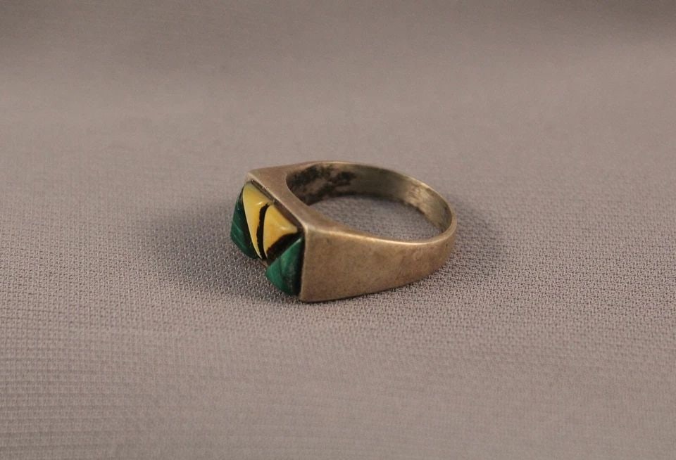 OLD PAWN ZUNI STERLING AND MALACHITE AND SHELL RING SIZE 9 (1 of 2)