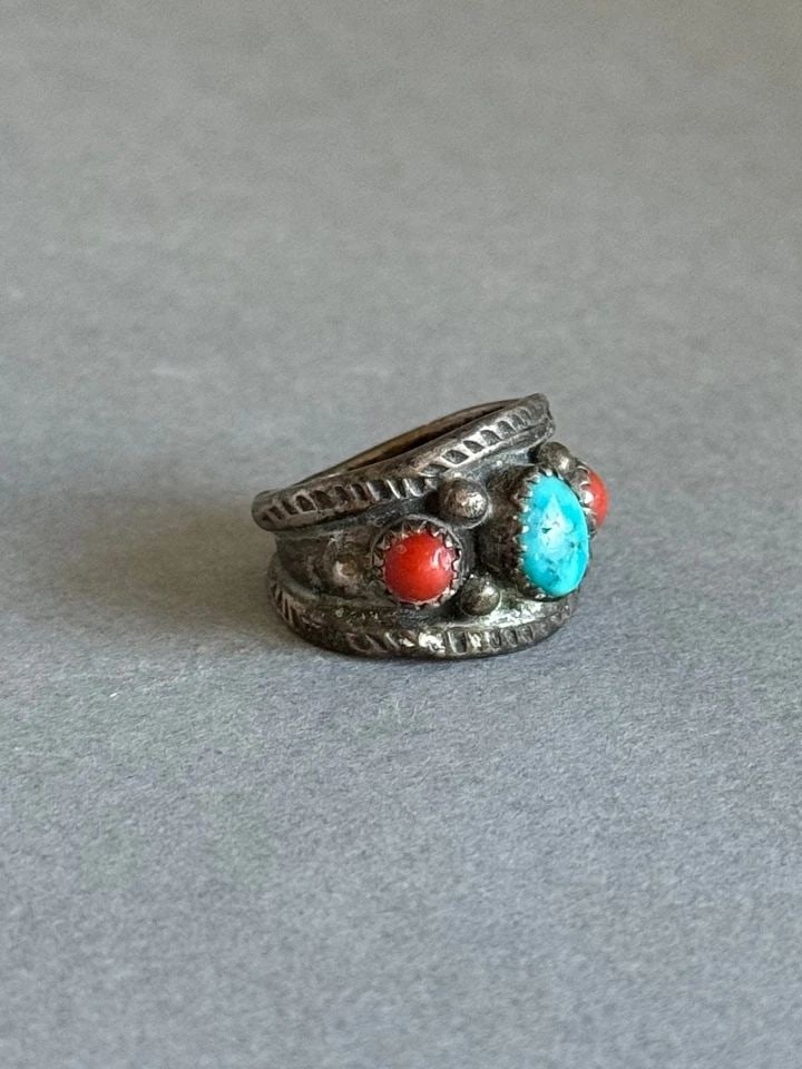 OLD PAWN NAVAJO STERLING SILVER RING WITH TURCUOISE AND CORAL. SIZE 5 1/2 (1 of 2)