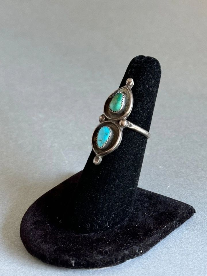 OLD PAWN NAVAJO STERLING SILVER RING WITH TURQUOISE. SIZE 5 1/2: OLD PAWN NAVAJO STERLING SILVER RING WITH TURQUOISE. SIZE 5 1/2 Old Pawn Navajo Sterling Silver Ring with Turquoise. Size 5 1/2 1” tall