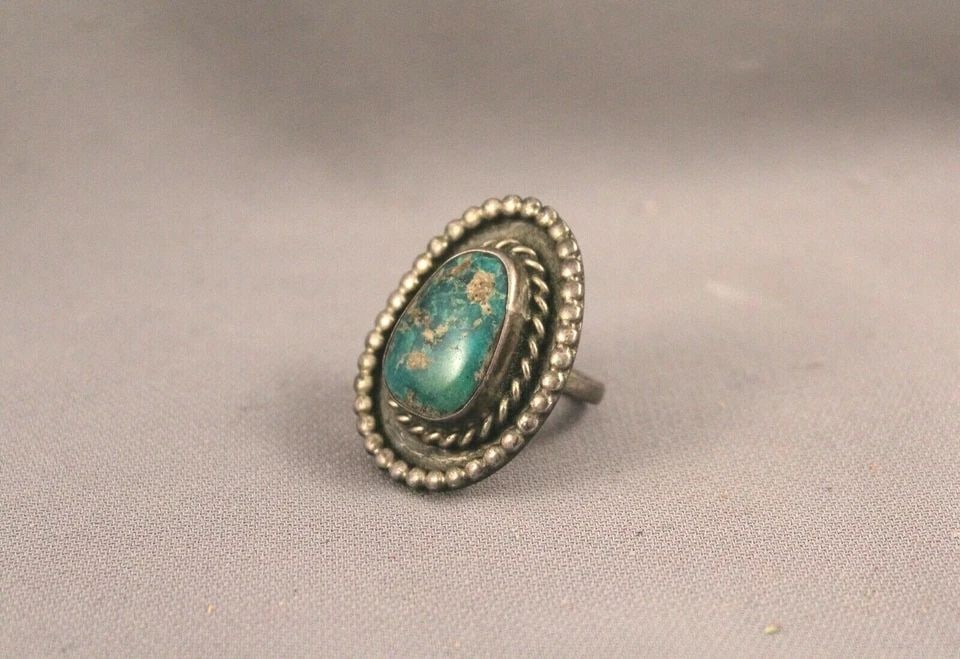 OLD PAWN NAVAJO STERLING SILVER AND TURQUOISE RING SIZE 7: OLD PAWN NAVAJO STERLING SILVER AND TURQUOISE RING SIZE 7 Item Description: 1 3/8" tall
