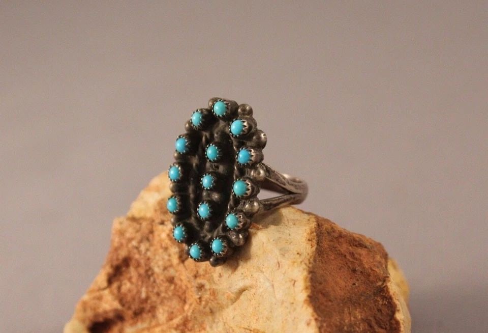 OLD PAWN ZUNI STERLING AND TURQUOISE RING SIZE 5 1/4 SNAKE EYE: OLD PAWN ZUNI STERLING AND TURQUOISE RING SIZE 5 1/4 SNAKE EYE Item Description: 1" tall