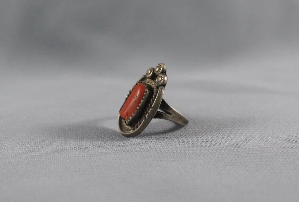 OLD PAWN NAVAJO STERLING SILVER AND CORAL RING SIZE 6: OLD PAWN NAVAJO STERLING SILVER AND CORAL RING SIZE 6 Item Description: 1” tall