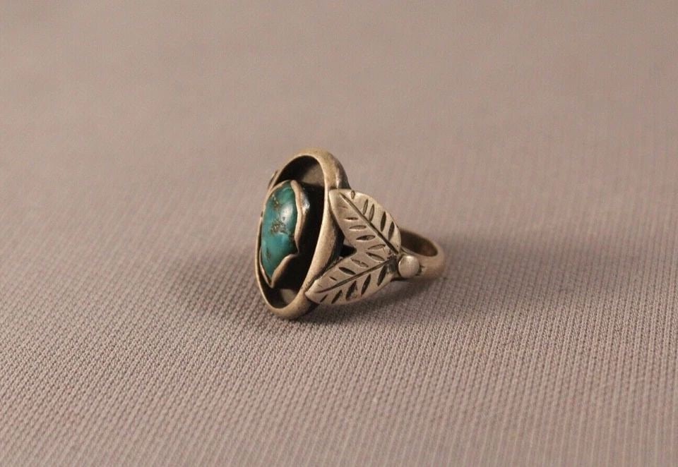 OLD PAWN NAVAJO STERLING SILVER AND TURQUOISE RING SIZE 5 1/2: OLD PAWN NAVAJO STERLING SILVER AND TURQUOISE RING SIZE 5 1/2 Item Description: 3/4" tall