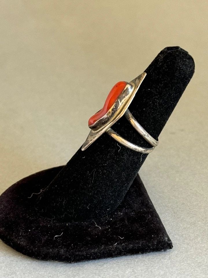 VINTAGE NAVAJO STERLING AND CORAL RING. SIGNED HK. SIZE 6 (1 of 2)