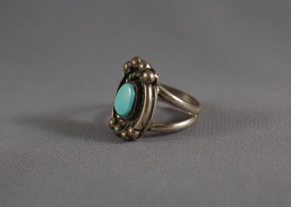 OLD PAWN NAVAJO STERLING SILVER AND TURQUOISE RING SIZE 8: OLD PAWN NAVAJO STERLING SILVER AND TURQUOISE RING SIZE 8 Item Description: 7/8” tall