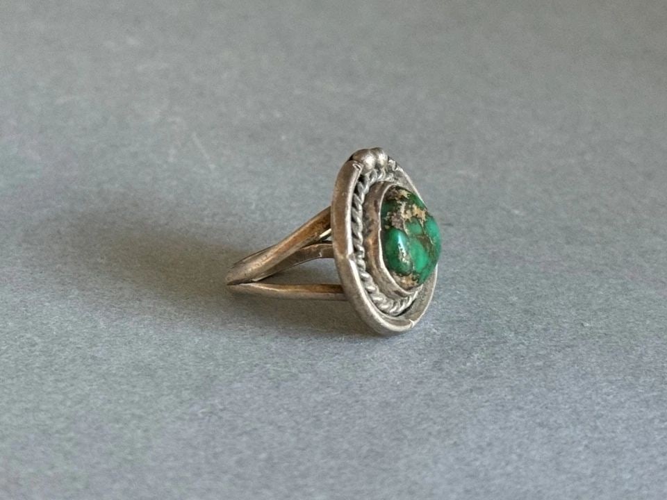 OLD PAWN NAVAJO STERLING SILVER RING WITH TURQUOISE. SIZE 5 1/2 (1 of 2)