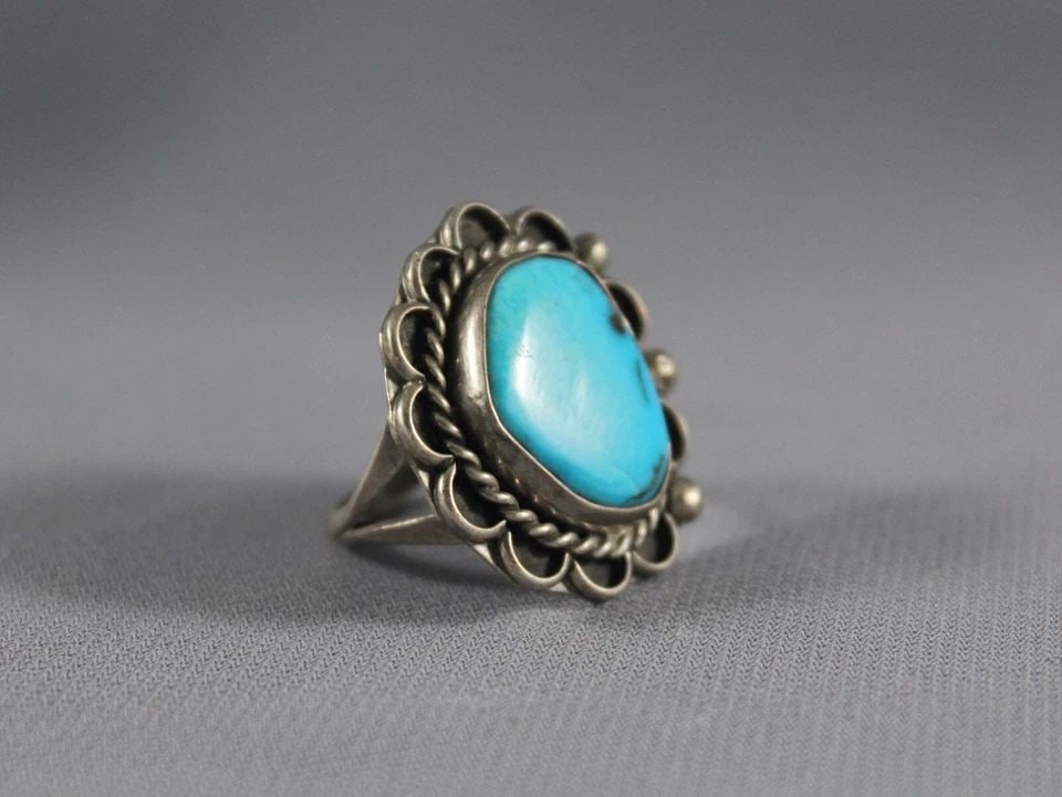 OLD PAWN NAVAJO STERLING SILVER AND TURQUOISE RING SIZE 6: OLD PAWN NAVAJO STERLING SILVER AND TURQUOISE RING SIZE 6 Item : 1” tall