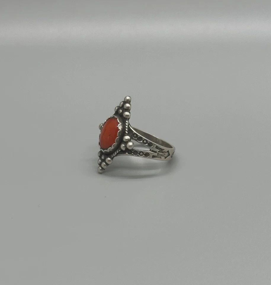 OLD PAWN NAVAJO STERLING AND CORAL RING SIZE 6 1/4: OLD PAWN NAVAJO STERLING AND CORAL RING SIZE 6 1/4 Item Description: 7 /8 " tall P