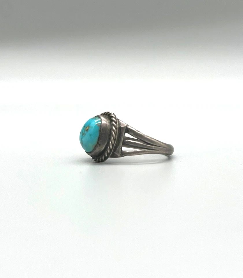 OLD PAWN NAVAJO STERLING SILVER AND TURQUOISE RING SIZE 8 3/4: OLD PAWN NAVAJO STERLING SILVER AND TURQUOISE RING SIZE 8 3/4 Item Description: 1/2 " Tall