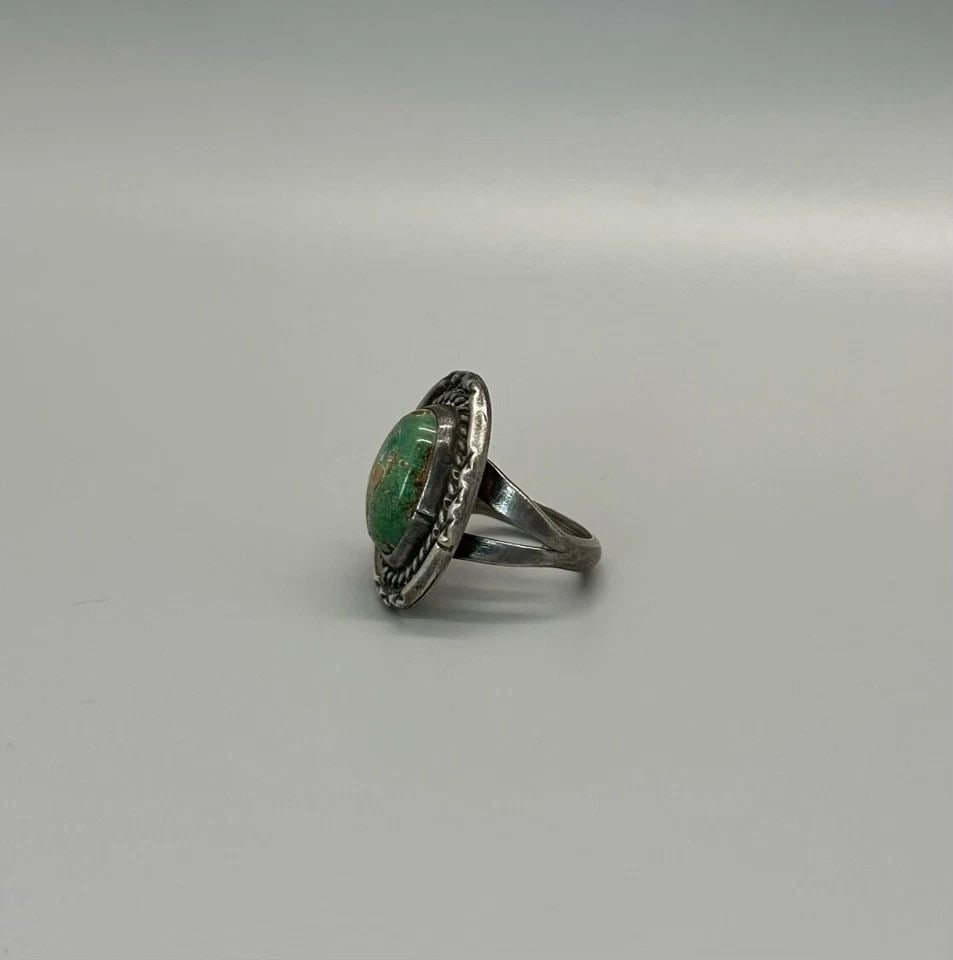 OLD PAWN NAVAJO STERLING SILVER AND TURQUOISE RING SIZE 4 3/4: OLD PAWN NAVAJO STERLING SILVER AND TURQUOISE RING SIZE 4 3/4 Item Description: 1" Tall