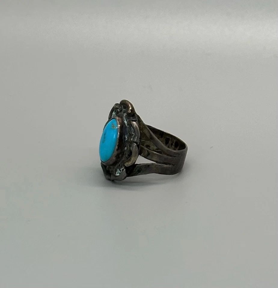OLD PAWN NAVAJO STERLING SILVER AND TURQUOISE RING SIZE 3: OLD PAWN NAVAJO STERLING SILVER AND TURQUOISE RING SIZE 3 Item Description: 5/8 " Tall