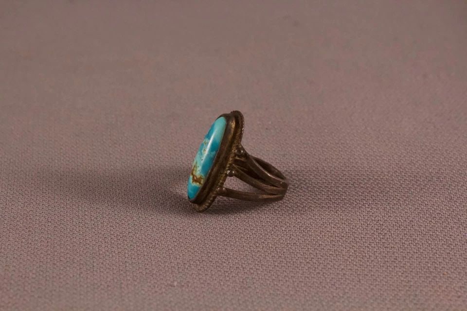 OLD PAWN NAVAJO INDIAN TURQUOISE RING SIZE 3 1/4: OLD PAWN NAVAJO INDIAN TURQUOISE RING SIZE 3 1/4 Item Description: 7/8" tall Nice Old Navajo ring ..Great Turqoise