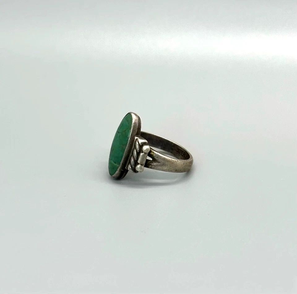 OLD PAWN NAVAJO STERLING SILVER AND TURQUOISE RING SIZE 4 3/4: OLD PAWN NAVAJO STERLING SILVER AND TURQUOISE RING SIZE 4 3/4 Item Description: 3/4 " Tall