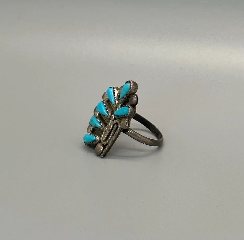 VINTAGE ZUNI STERLING AND TURQUOISE RING SIZE 6 3/4: VINTAGE ZUNI STERLING AND TURQUOISE RING SIZE 6 3/4 Item Description: 1" Tall