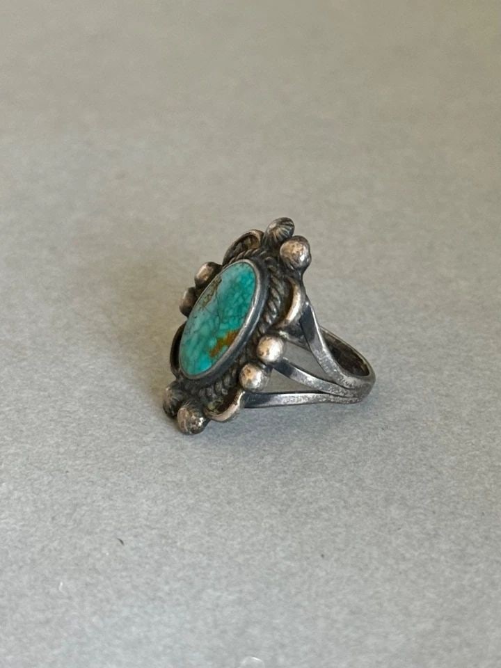 OLD PAWN NAVAJO STERLING SILVER AND TURQUOISE RING - SIZE 4 (1 of 2)