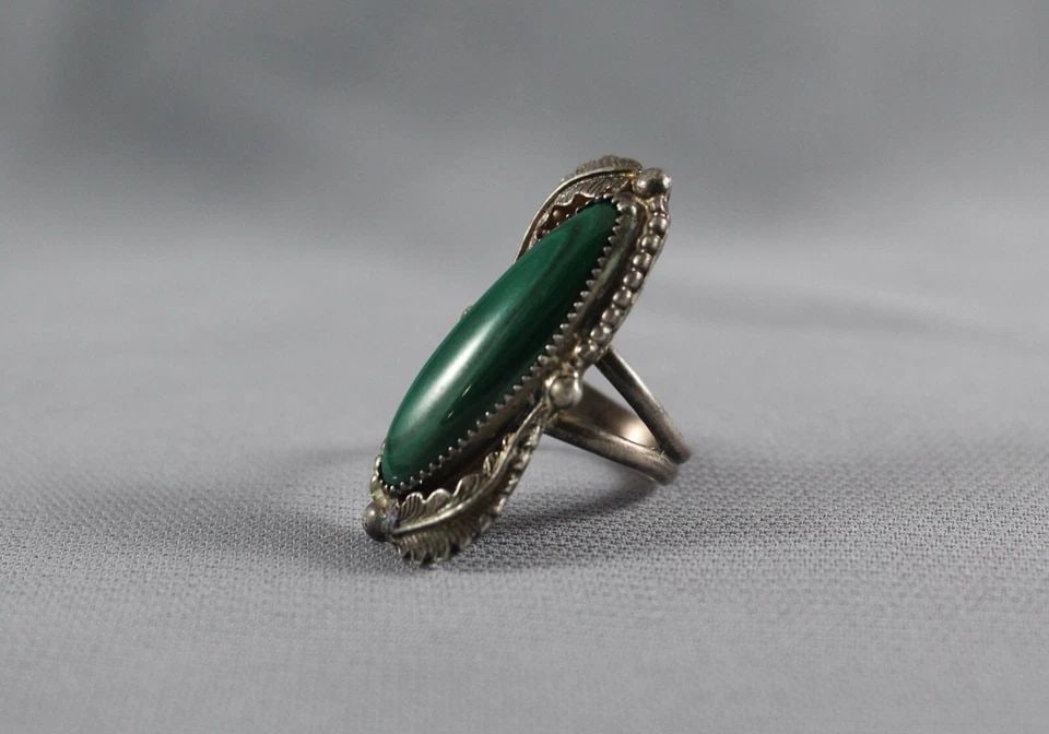 OLD PAWN NAVAJOSTERLING SILVER AND MALACHITE STONE RING SIZE 7 (1 of 2)