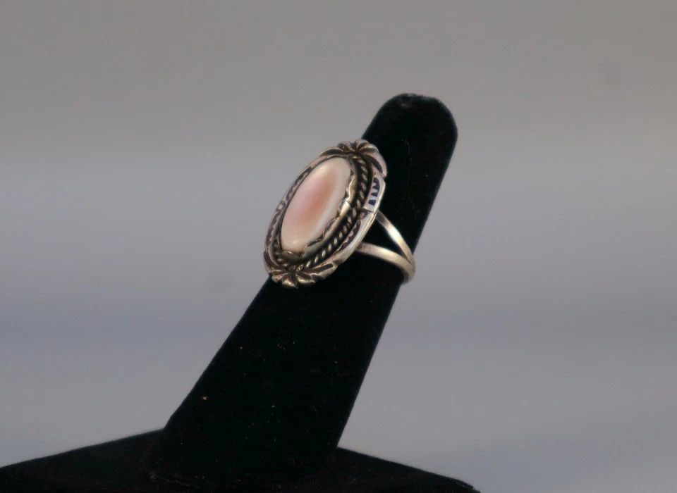 VINTAGE NAVAJO STERLING AND SHELL RING SIGNED DDC SIZE 5: VINTAGE NAVAJO STERLING AND SHELL RING SIGNED DDC SIZE 5 Item Description: 1" Tall