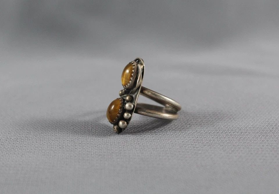 OLD PAWN NAVAJO STERLING SILVER AND TIGERS EYE RING SIZE 5 1/4 (1 of 2)