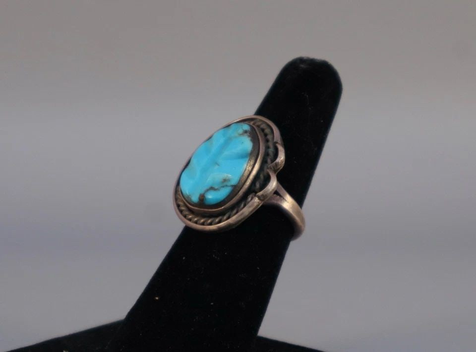 OLD PAWN NAVAJO STERLING SILVER AND CARVED TURQUOISE RING SIZE 6 1/4: OLD PAWN NAVAJO STERLING SILVER AND CARVED TURQUOISE RING SIZE 6 1/4 Item Description: 1" Tall