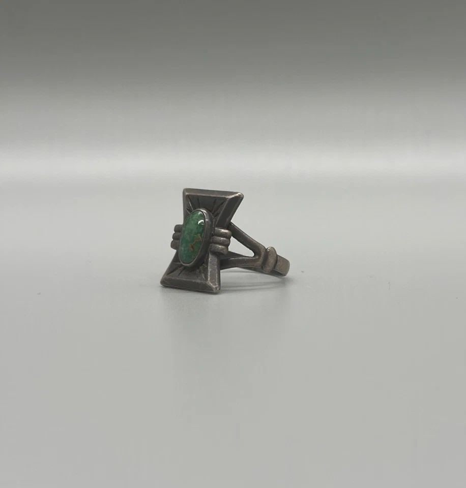 OLD PAWN NAVAJO STERLING SILVER AND TURQUOISE RING SIZE 3 3/4: OLD PAWN NAVAJO STERLING SILVER AND TURQUOISE RING SIZE 3 3/4 Item Description: 5/8 " Tall P