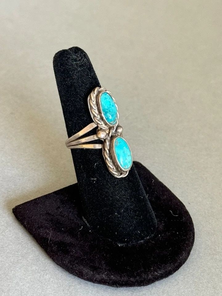 OLD PAWN NAVAJO STERLING SILVER AND TURQUOISE RING. SIZE 6 1/4: OLD PAWN NAVAJO STERLING SILVER AND TURQUOISE RING. SIZE 6 1/4 Old Pawn Navajo Sterling Silver and Turquoise Ring. Size 6 1/4 1 1/4" Tall