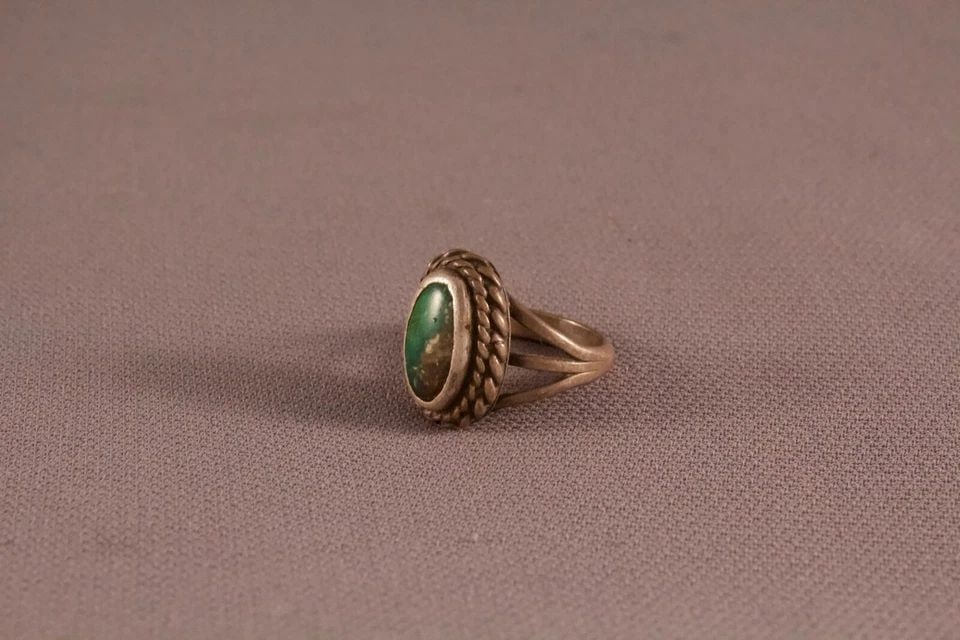 OLD PAWN NAVAJO STERLING SILVER AND TURQUOISE RING SIZE 5 (1 of 2)