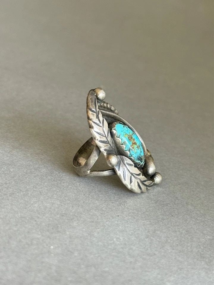 VINTAGE NAVAJO STERLING SILVER AND TURQUOISE RING. SIZE 5 (1 of 2)