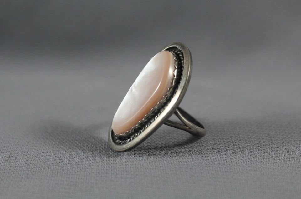 OLD PAWN NAVAJO STERLING AND PINK SHELL RING SIZE 5 3/4: OLD PAWN NAVAJO STERLING AND PINK SHELL RING SIZE 5 3/4 Item Description: 1 1/4” tall