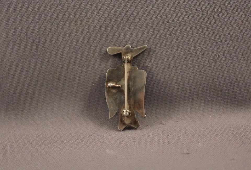VINTAGE ZUNI BIRD STERLING SILVER AND MULTI STONE . SHELL PIN (1 of 2)