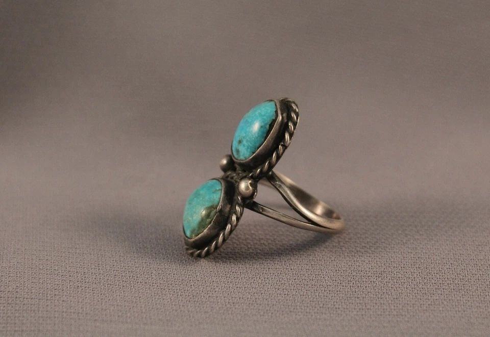 OLD PAWN NAVAJO STERLING SILVER AND TURQUOISE RING SIZE 6 1/2: OLD PAWN NAVAJO STERLING SILVER AND TURQUOISE RING SIZE 6 1/2 Item Description: 1 1/8” tall