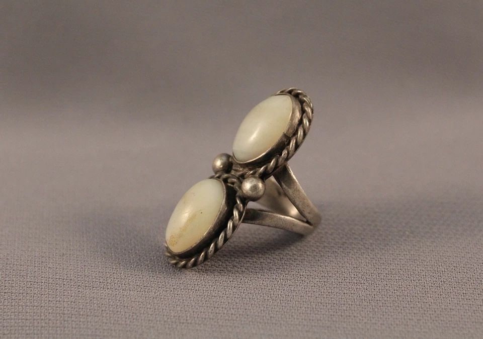 VINTAGE NAVAJO STERLING SILVER AND MOTHER OF PEARL RING SIZE 4: VINTAGE NAVAJO STERLING SILVER AND MOTHER OF PEARL RING SIZE 4 Item Description: 1 3/8” tall