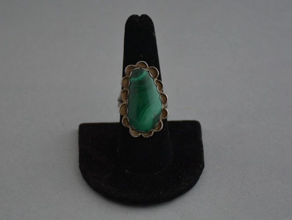 OLD PAWN NAVAJO STERLING SILVER RING - GREEN MALACHITE STONE - SIZE 8 1/2 (1 of 2)